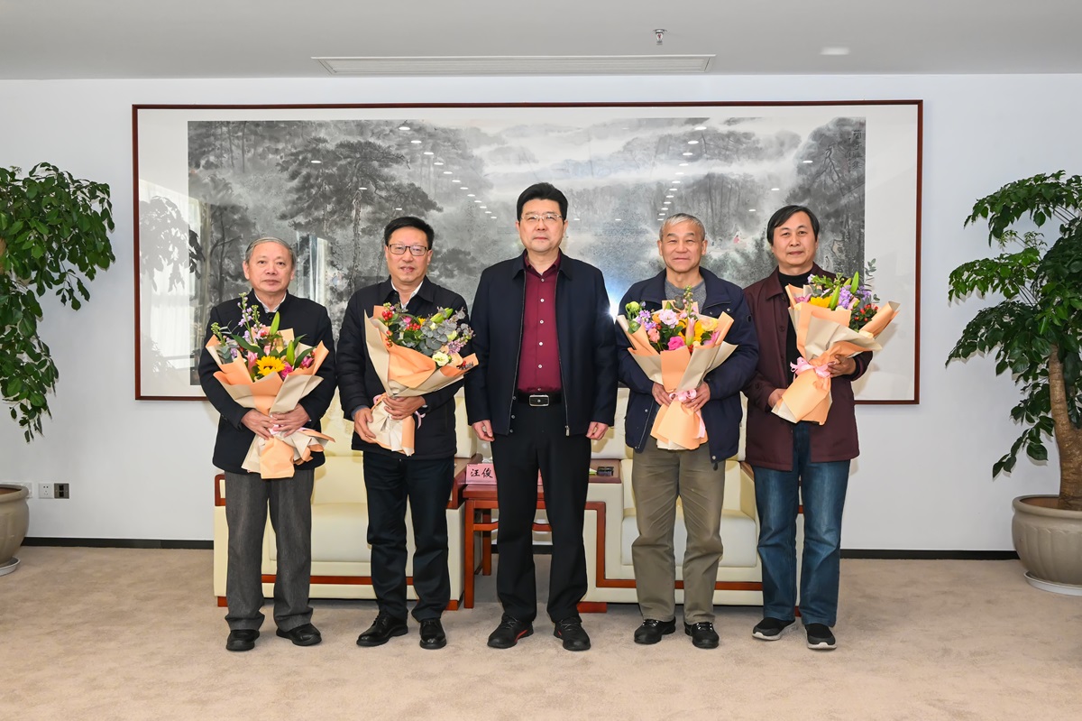 崔凤军、赵阳等看望慰问高层次人才